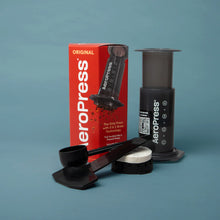 Load image into Gallery viewer, AEROPRESS ORIGINAL + ROASTER&#39;S CHOICE COFFEE BAG